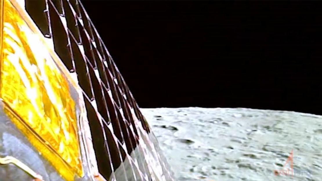 La cámara Lander Imager 4 de la nave espacial Chandrayaan-3 captçp esta vista de la superficie lunar el 20 de agosto.