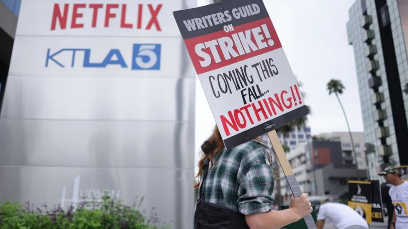 La alianza de productores de cine y televisión comparte públicamente el último paquete propuesto al sindicato de guionistas | cnn