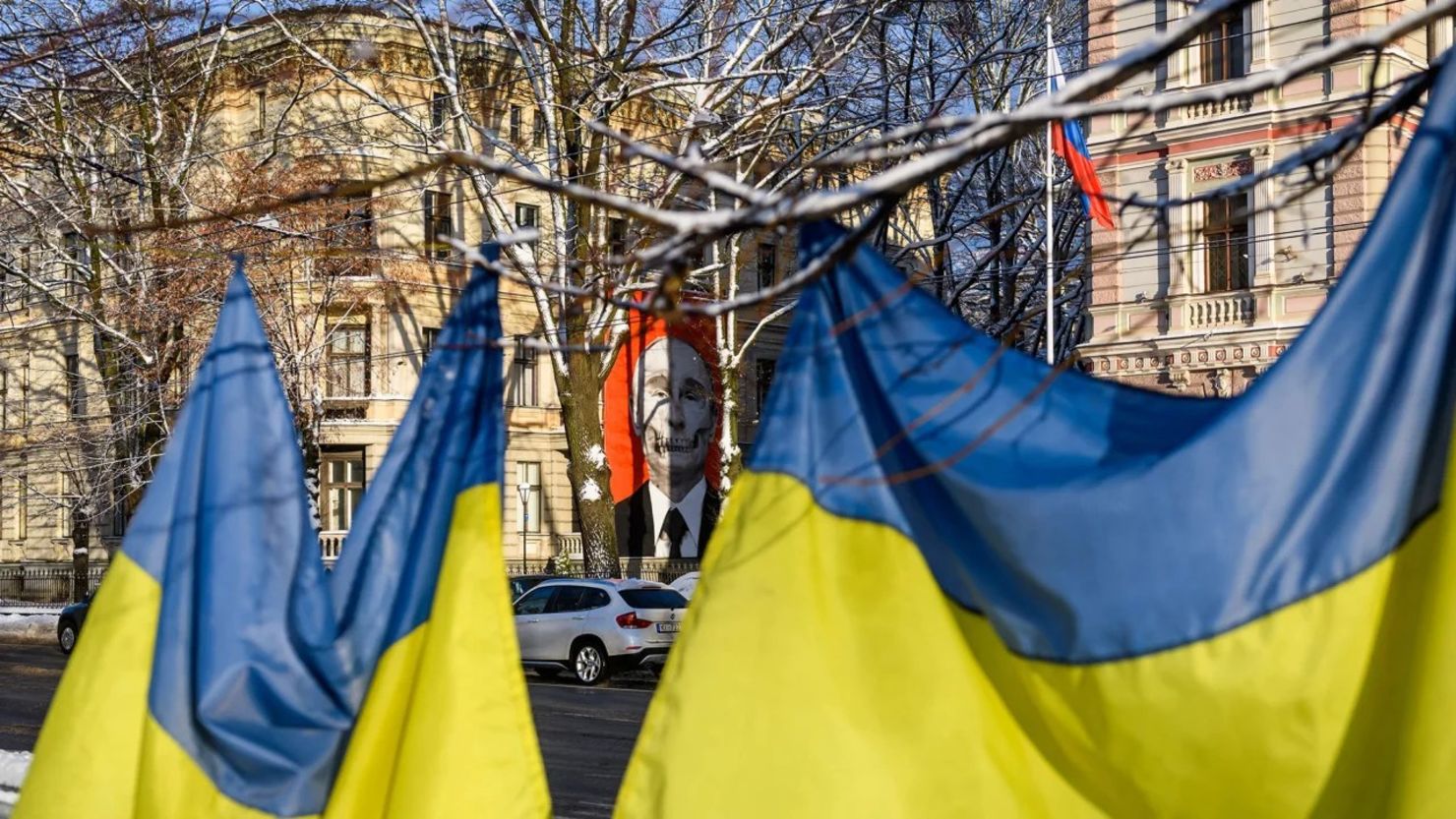 Una pancarta con una imagen de la calavera del presidente de Rusia, Vladimir Putin, detrás de banderas ucranianas junto a la embajada rusa en Riga, Letonia, diciembre de 2022.
Gints Ivuskans/AFP/Getty Images