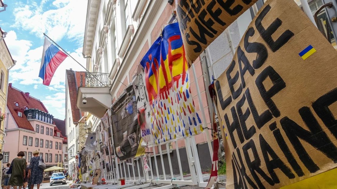 Pancartas contra la guerra cuelgan de la valla frente a la embajada rusa en Tallin, Estonia, julio de 2022.Crédito: Michal Fludra/NurPhoto/Getty Images