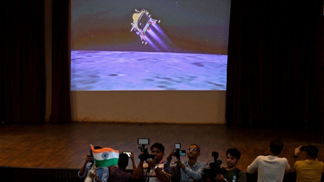 Un grupo de personas observa una transmisión en vivo emitida por el sitio web de la Organización India de Investigación Espacial (ISRO) en el Centro Científico Nehru de Mumbai el 23 de agosto de 2023, minutos antes del exitoso alunizaje de la nave Chandrayaan-3 en el polo sur de la Luna.