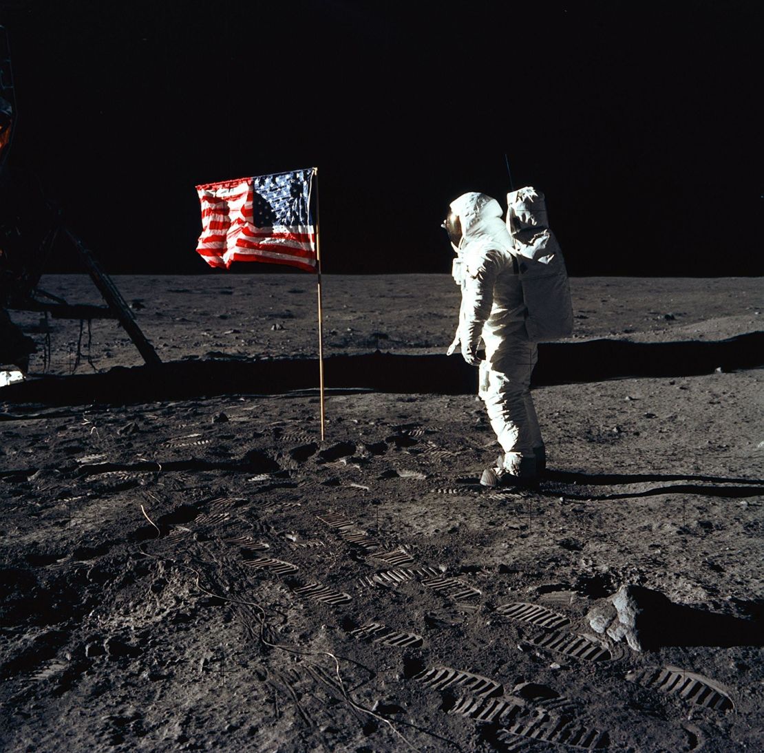 El astronauta Edwin E. Aldrin Jr. posa para una fotografía junto a la bandera de Estados Unidos desplegada durante una actividad extravehicular del Apolo 11 en la superficie lunar.