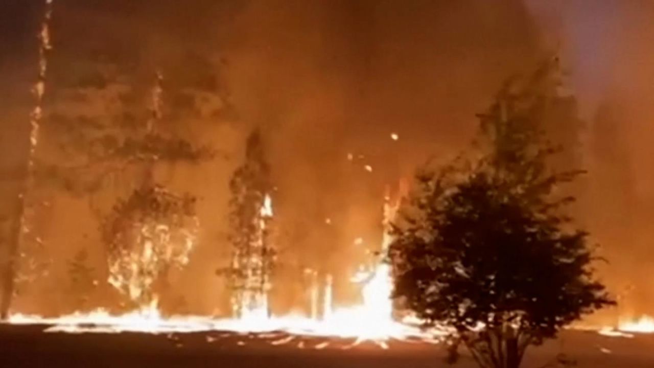 CNNE 1442876 - incendio en ee-uu- es captado por un camion de bomberos