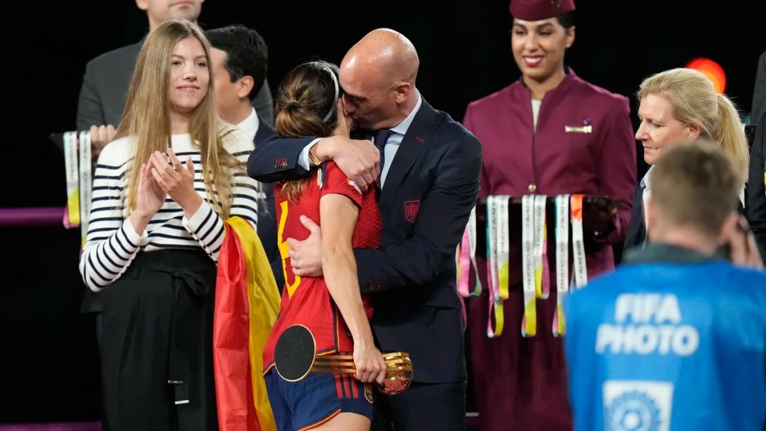 Rubiales fotografiado con la española Aitana Bonmatí en el podio. Crédito: Alessandra Tarantino/AP