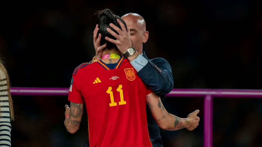 Hermoso recibe un beso de Rubiales tras la final del Mundial.