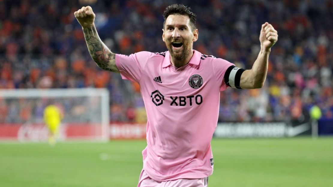 Lionel Messi del Inter Miami CF festeja después de que su compañero Leonardo Campana marcara el segundo gol ante el FC Cincinnati el 23 de agosto de 2023, en Cincinnati, Ohio.