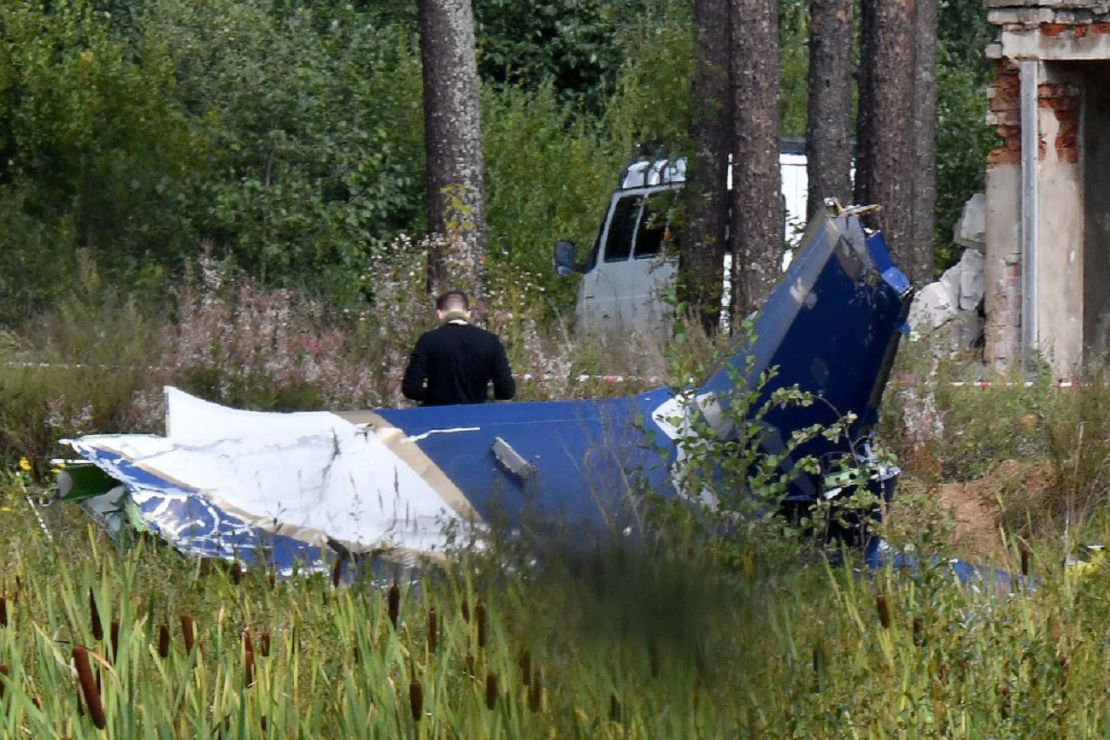 Un agente del orden trabaja en el lugar donde se estrelló un avión cerca del pueblo de Kuzhenkino, en la región de Tver, el 24 de agosto de 2023. Las agencias de noticias estatales rusas afirmaron el 23 de agosto de 2023 que Yevgeny Prigozhin, el jefe del grupo Wagner que lideró un motín contra el ejército ruso en junio, figuraba en la lista de pasajeros de un avión que se estrelló cerca del pueblo de Kuzhenkino, en la región de Tver.