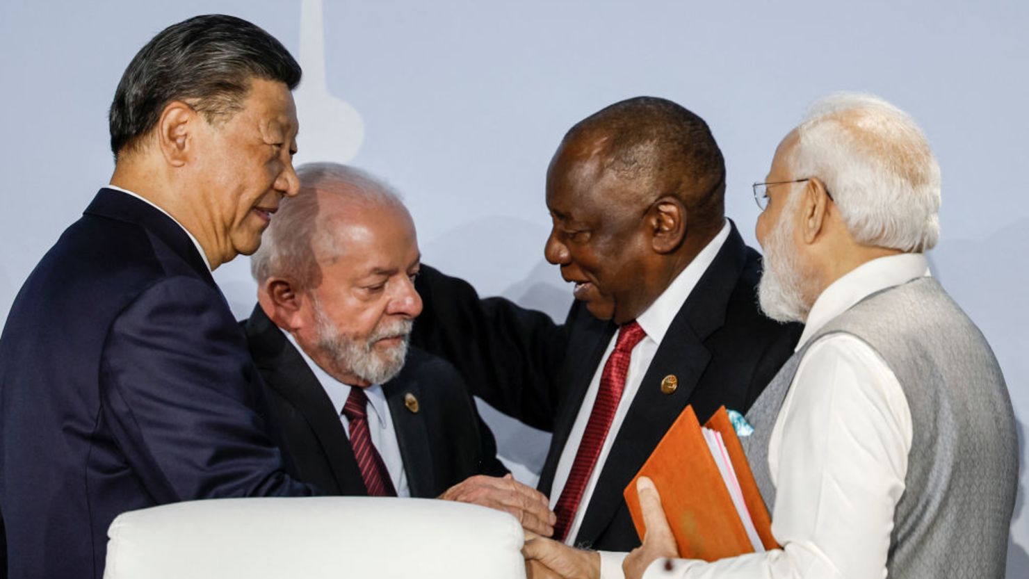 El presidente de China, Xi Jinping, el presidente de Brasil, Luiz Inácio Lula da Silva, el presidente de Sudáfrica, Cyril Ramaphosa, y el primer ministro de la India, Narendra Modi, gesticulan durante la Cumbre de los BRICS de 2023 en el Centro de Convenciones de Sandton, en Johannesburgo, el 24 de agosto de 2023.