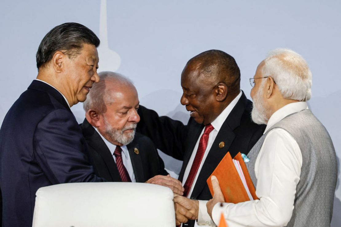 El presidente de China, Xi Jinping, el presidente de Brasil, Luiz Inácio Lula da Silva, el presidente de Sudáfrica, Cyril Ramaphosa, y el primer ministro de la India, Narendra Modi, gesticulan durante la Cumbre de los BRICS de 2023 en el Centro de Convenciones de Sandton, en Johannesburgo, el 24 de agosto de 2023.