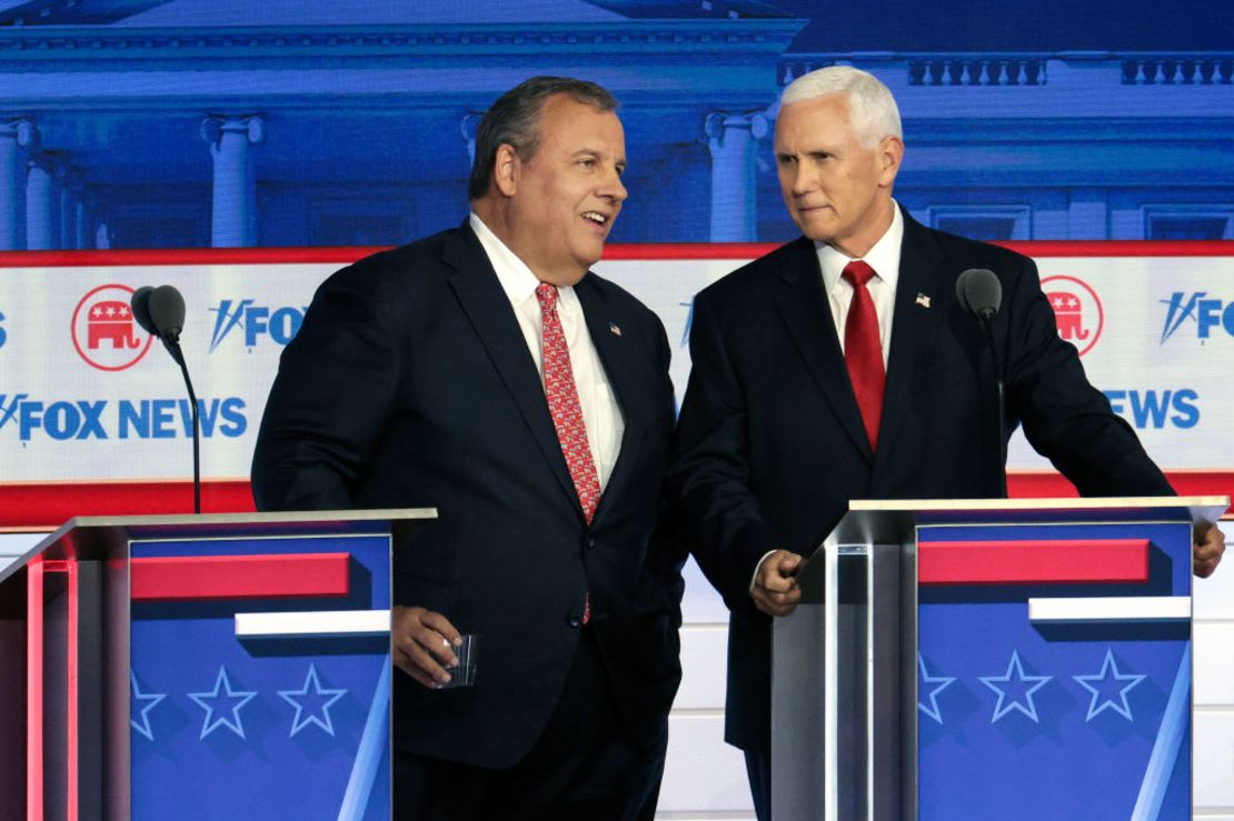 Los candidatos presidenciales republicanos, el exgobernador de Nueva Jersey Chris Christie (izquierda) y el exvicepresidente de Estados Unidos Mike Pence hablan durante un descanso en el primer debate de la temporada de primarias del Partido Republicano organizado por FOX News en el Fiserv Forum el 23 de agosto de 2023 en Milwaukee, Wisconsin.