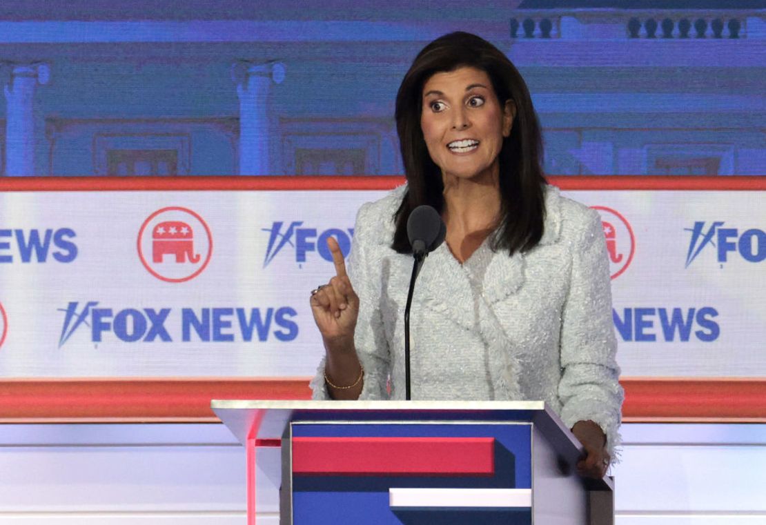 La candidata presidencial republicana, la exembajadora ante la ONU Nikki Haley, participa en el primer debate de la temporada de primarias del Partido Republicano organizado por FOX News en el Fiserv Forum el 23 de agosto de 2023 en Milwaukee, Wisconsin.