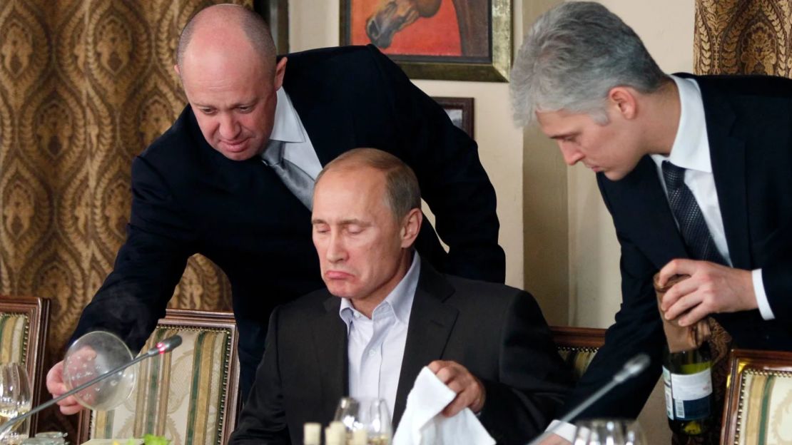 Prigozhin (a la izquierda) sirve comida al entonces primer ministro de Rusia, Vladimir Putin (en el centro), durante una cena en el restaurante de Prigozhin a las afueras de Moscú, Rusia, en noviembre de 2011.