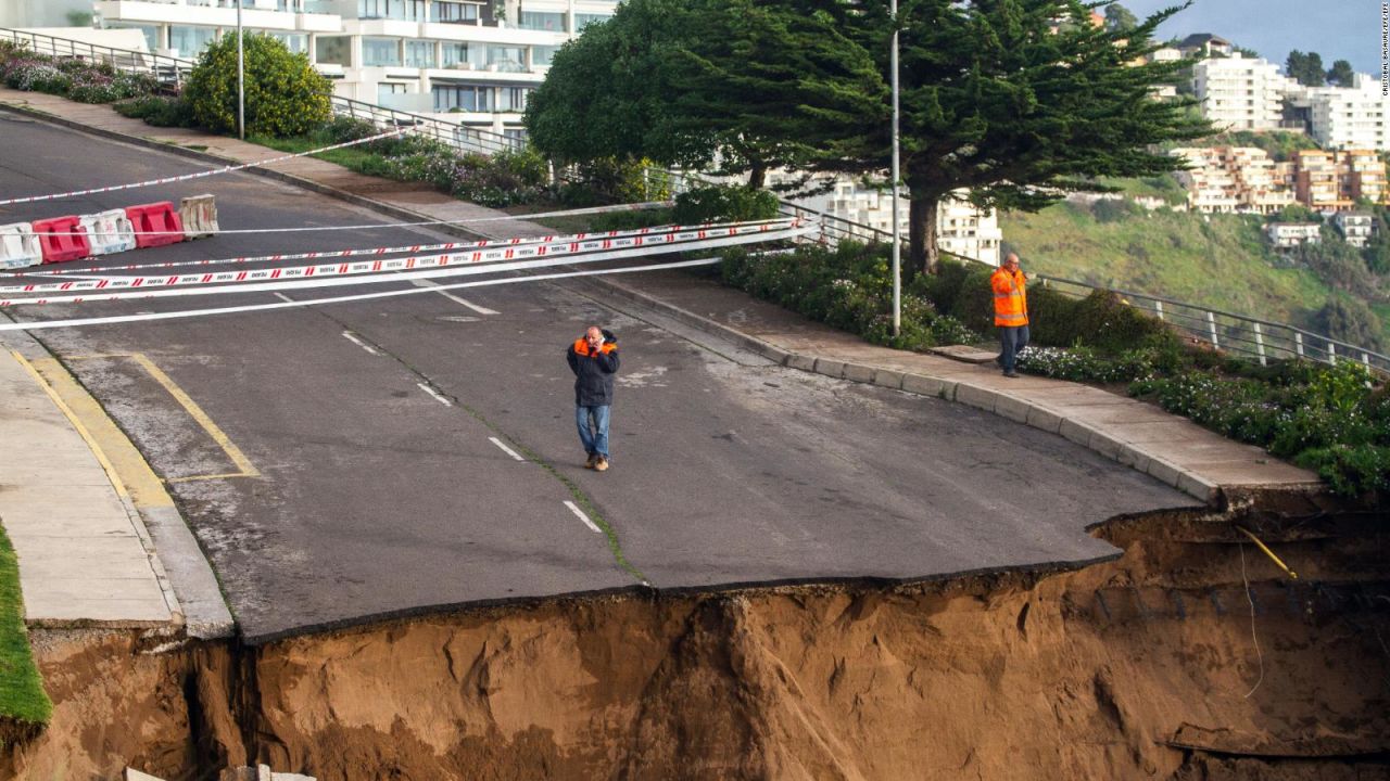 CNNE 1443376 - imagenes de un socavon en chile que deja a un edificio al borde del colapso