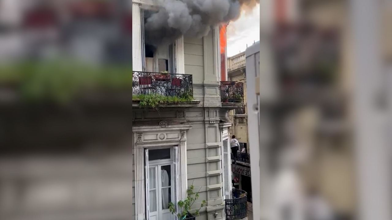 CNNE 1443383 - el momento en que una mujer escapa de un edificio en llamas en buenos aires