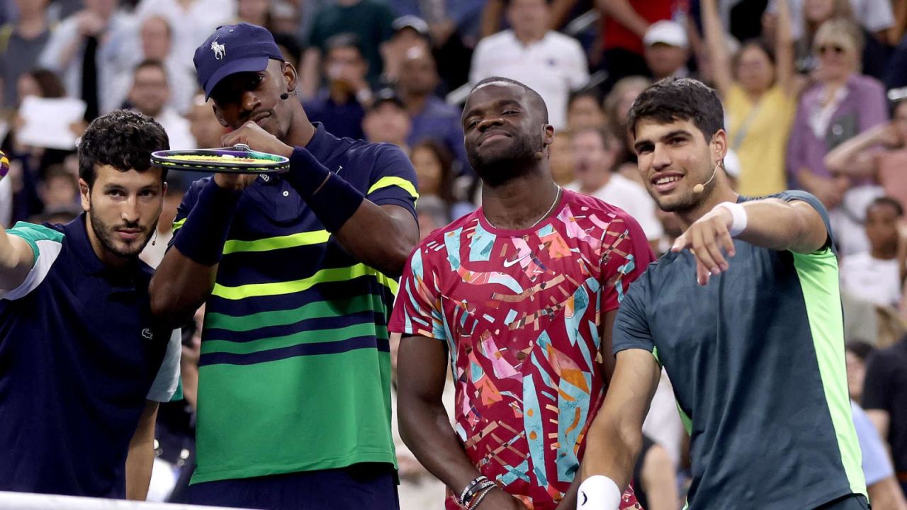 CNNE 1443401 - el jugador del miami heat jimmy butler visita a las figuras del tenis en el abierto de ee-uu-