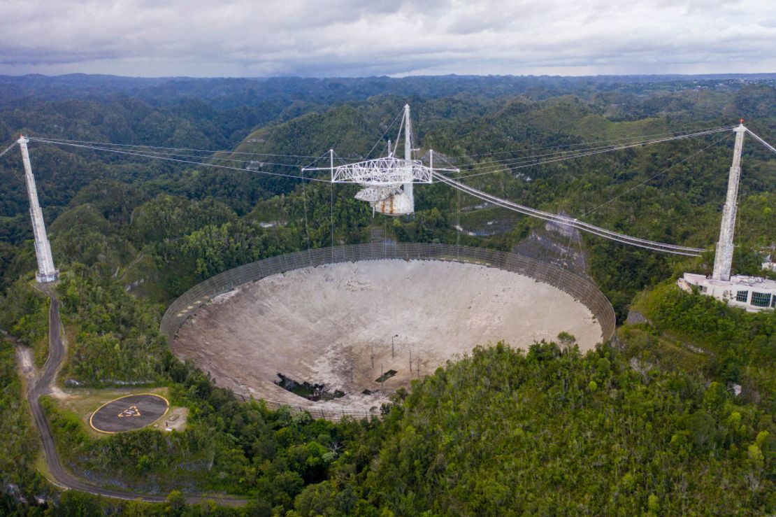 Esta vista aérea muestra un agujero en los es parabólicos del Observatorio de Arecibo en Arecibo, Puerto Rico, el 19 de noviembre de 2020. - Crédito: RICARDO ARDUENGO/AFP vía Getty Images