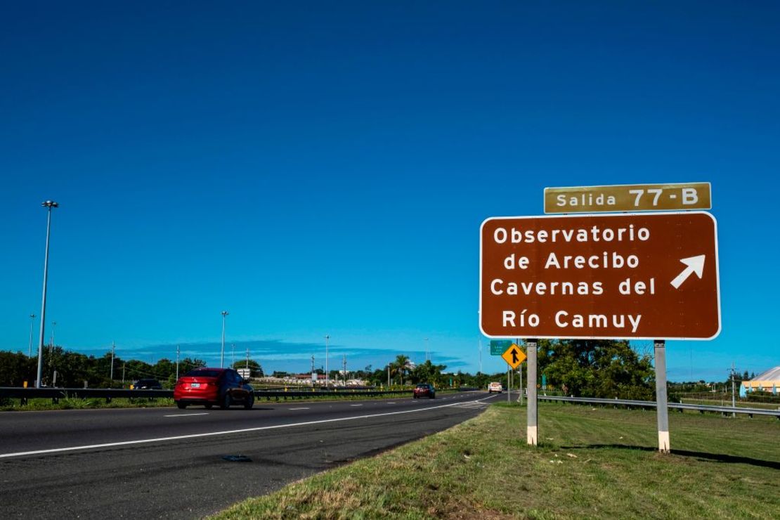 En la carretera de Arecibo, Puerto Rico, el 1 de diciembre de 2020 se ve una señal de tráfico indicativa hacia el Observatorio de Arecibo. Crpedito: RICARDO ARDUENGO/AFP vía Getty Images