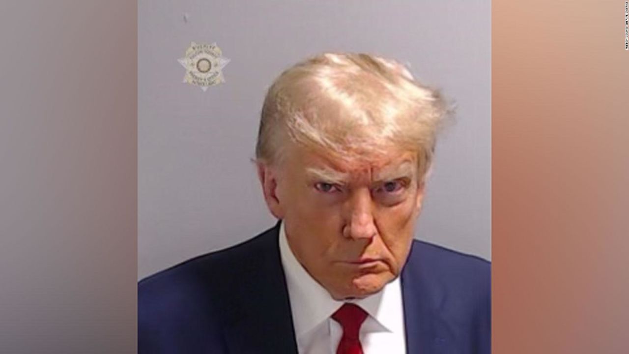 Poco después de su arresto se conoció la foto policial del expresidente Donald Trump.