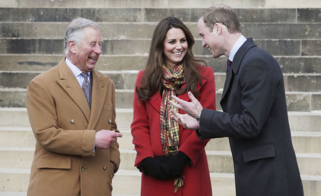 El entonces príncipe Carlos junto a Kate, duquesa de Cambridge y el príncipe William, duque de Cambridge, en Escocia durante una visita a Dumfries House el 55 de marzo 2013.