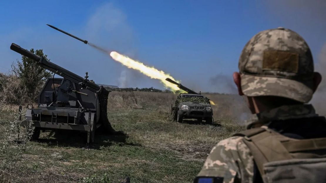 Tropas ucranianas lanzan misiles cerca de la línea del frente en la región de Zaporiyia. Crédito: Viacheslav Ratynskyi/Reuters