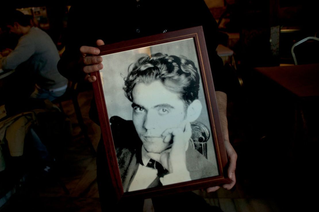 Un retrato del poeta español Federico García Lorca en manos del camarero de un restaurante de Alfacar, cerca de un parque donde se cree que está enterrado el cuerpo del poeta, el 18 de noviembre de 2014.