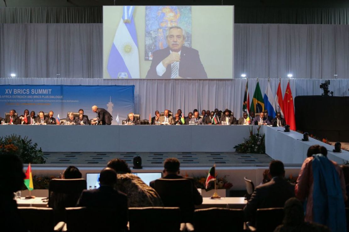 Una pantalla muestra al presidente de Argentina pronunciando un discurso en una reunión durante la Cumbre BRICS de 2023 en el Centro de Convenciones Sandton en Johannesburgo el 24 de agosto de 2023.