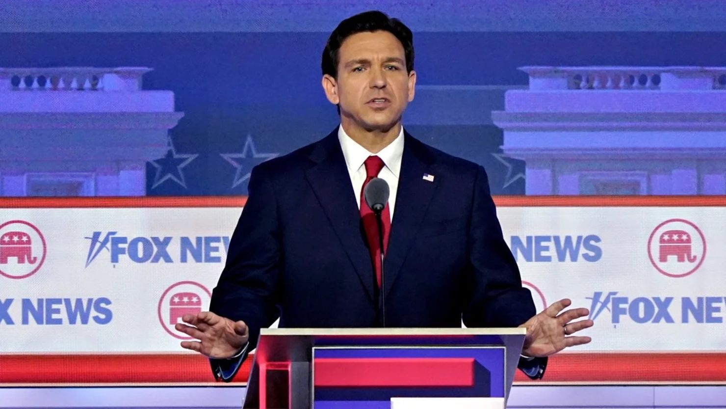 El gobernador de Florida, Ron DeSantis, habla durante el debate presidencial de las primarias republicanas en Milwaukee el 23 de agosto de 2023. Crédito: Al Drago/Bloomberg/Getty Images