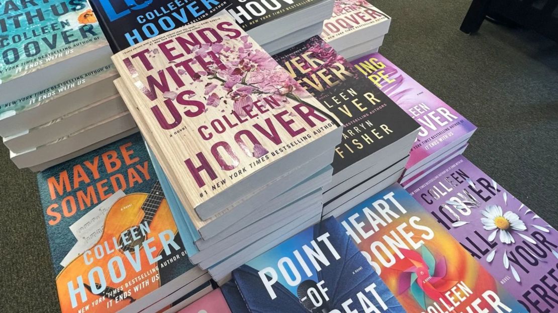 Los libros de Colleen Hoover se exhiben en muchas librerías.