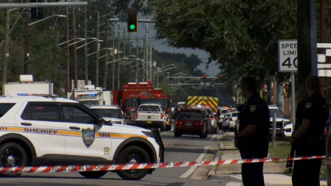 Agentes de la ley en la escena del tiroteo en Jacksonville, Florida, este sábado.