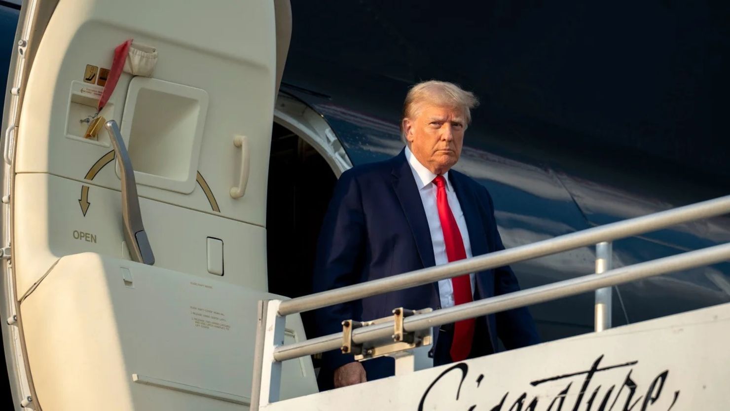 Donald Trump baja de su avión privado tras aterrizar en Atlanta el 24 de agosto de 2023. Crédito: Doug Mills/The New York Times/Redux