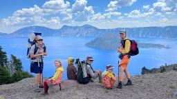La familia de siete  en el Crater Lake, el lago más profundo de Norteamérica, situado en Oregon. Crédito: Danae Netteburg