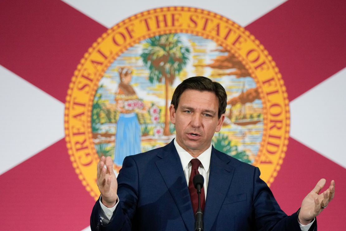 El gobernador de Florida y aspirante presidencia republicano, Ron DeSantis, habla durante una conferencia de prensa, el 9 de mayo de 2023, en Miami.