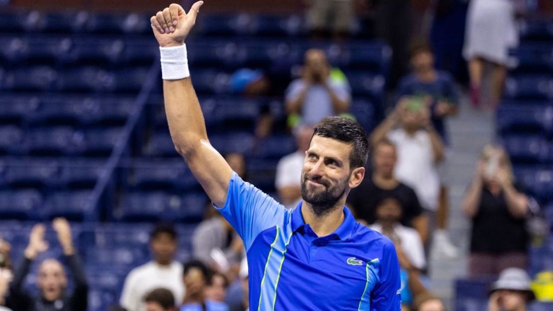 El serbio Novak Djokovic celebra su victoria sobre el francés Alexandre Muller durante el partido de primera ronda del torneo de tenis del Abierto de Estados Unidos en el Centro Nacional de Tenis Billie Jean King de la USTA en la ciudad de Nueva York, el 28 de agosto de 2023.