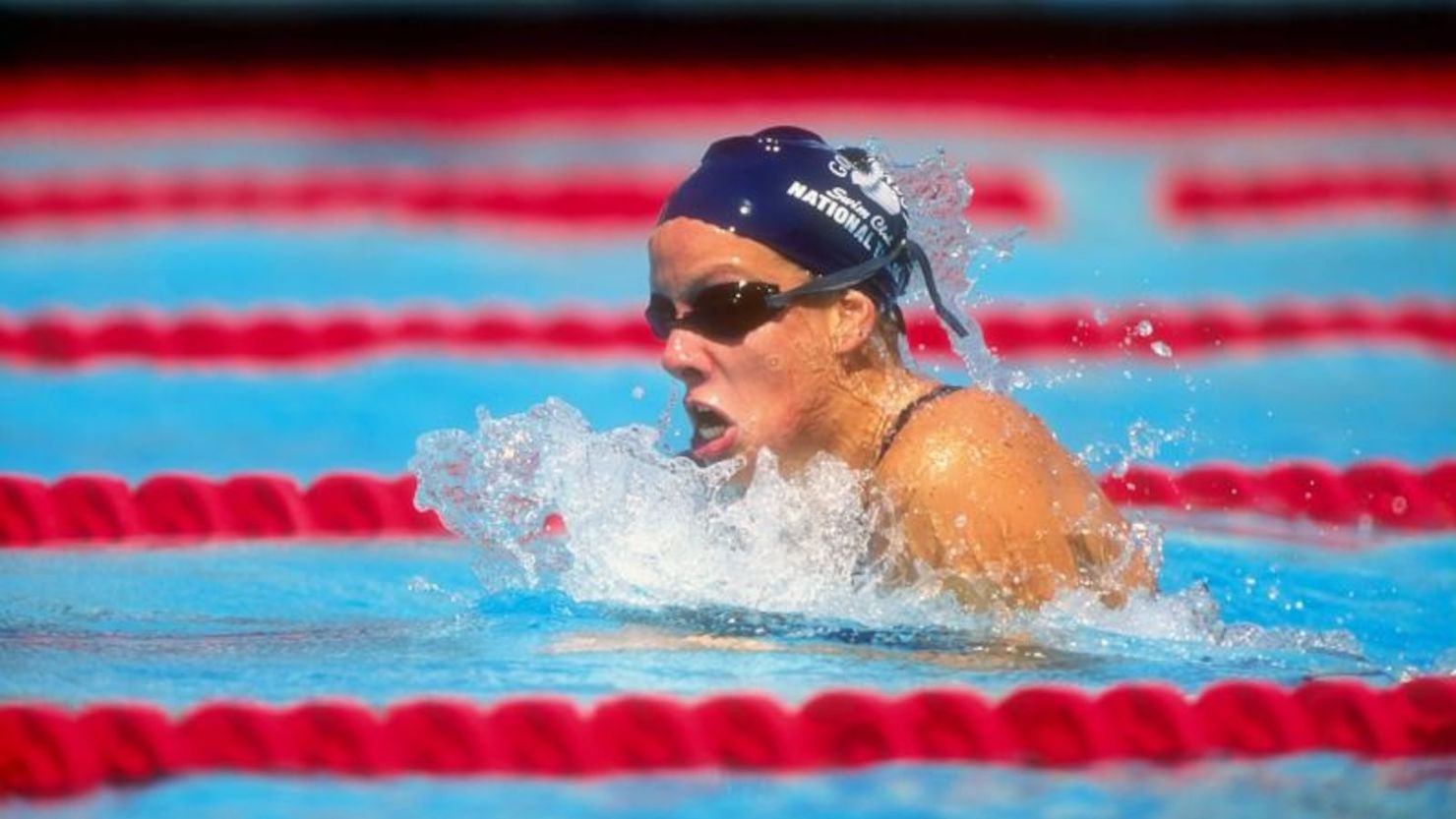Jamie Cail nada durante los campeonatos nacionales de 1998.
