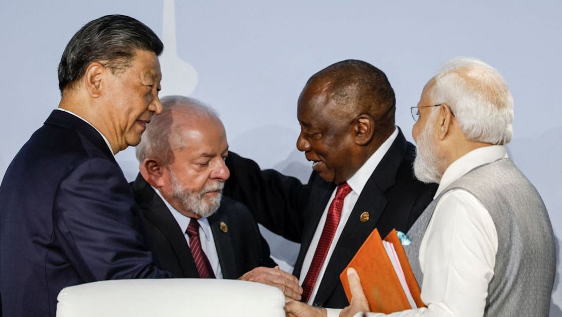 El líder chino Xi Jinping, el presidente sudafricano Cyril Ramaphosa y el primer ministro indio Narendra Modi en la Cumbre BRICS en Johannesburgo, Sudáfrica, el 24 de agosto.