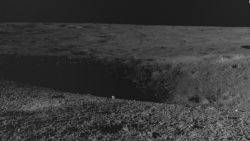 CNNE 1445272 - el rover de la mision chandrayaan-3 capta un crater en la luna