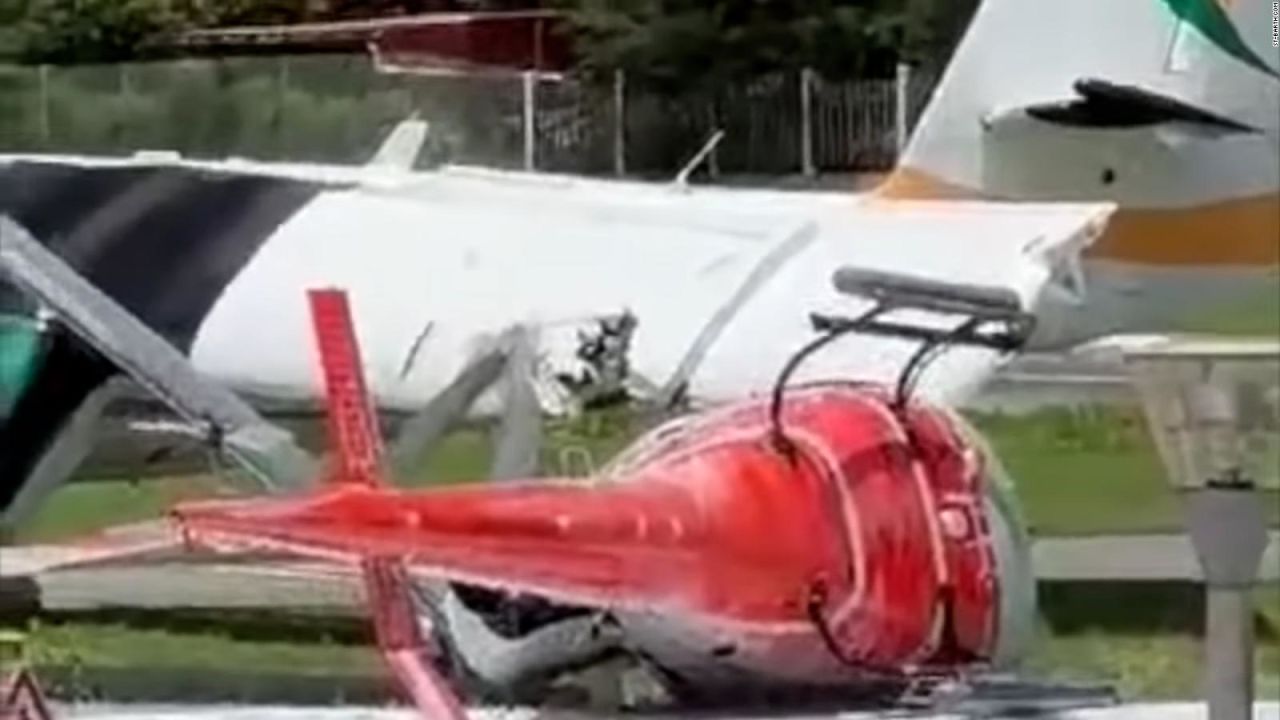 CNNE 1445319 - mira este impresionante choque de una avioneta con un helicoptero