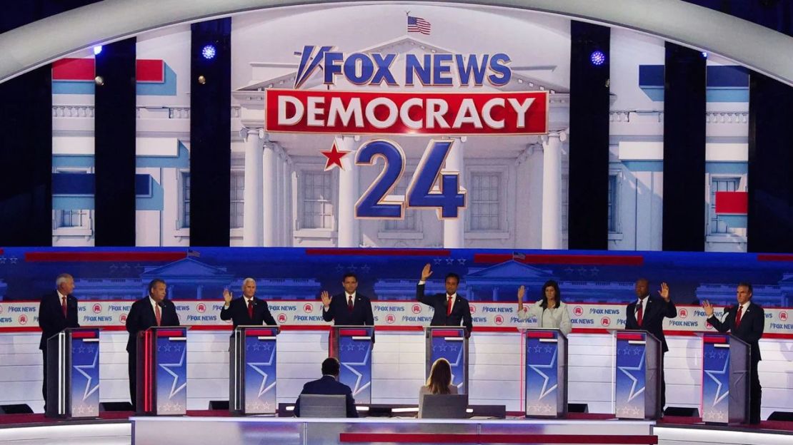 Seis de los ocho aspirantes presidenciales republicanos en el escenario del debate indicaron que apoyarían a Donald Trump como candidato de su partido a la Casa Blanca en 2024 incluso si es condenado por un delito, en el primer debate de precandidatos republicanos de la campaña presidencial de 2024 en Milwaukee, Wisconsin, el 23 de agosto.Crédito: Brian Snyder/Reuters