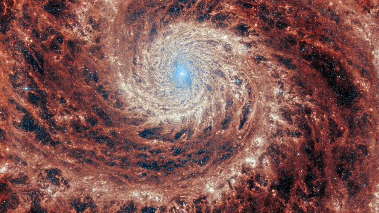 CNNE 1445353 - el telescopio webb capta un colorido espiral en el espacio