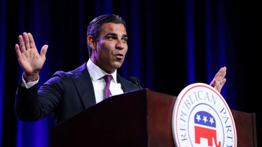 El alcalde de Miami, Francis Suarez, en la Cena Lincoln del Partido Republicano de Iowa en Des Moines el 28 de julio de 2023. Crédito: Scott Morgan/Reuters/Archivo