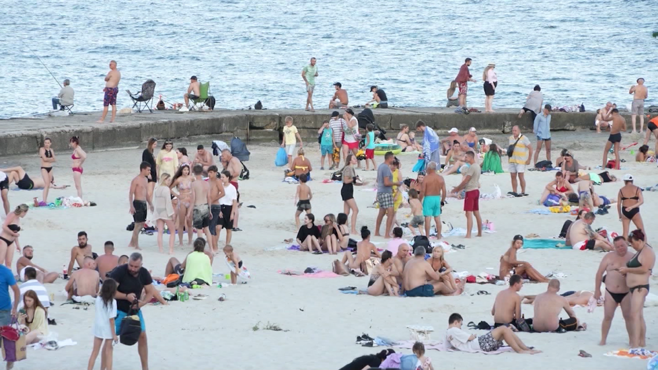 CNNE 1445421 - sol, mar y guerra, asi es la vida en las playas de odesa