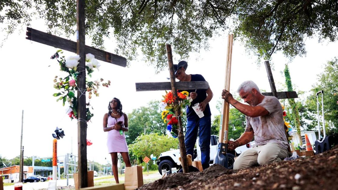 Familiares hacen un homenaje este lunes a las víctimas del ataque en una tienda Dollar General en Jacksonville, Florida. Crédito: Corey Perrine/The Florida Times-Union/AP