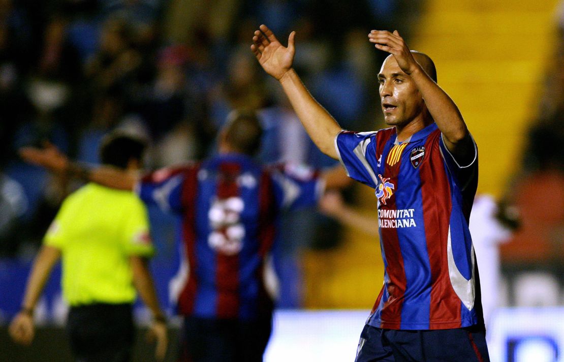 Luis Rubiales durante un partido del Levante contra el Sevilla, por la Liga de España, en el estadio Ciudad de Valencia, el 20 de octubre de 2007.