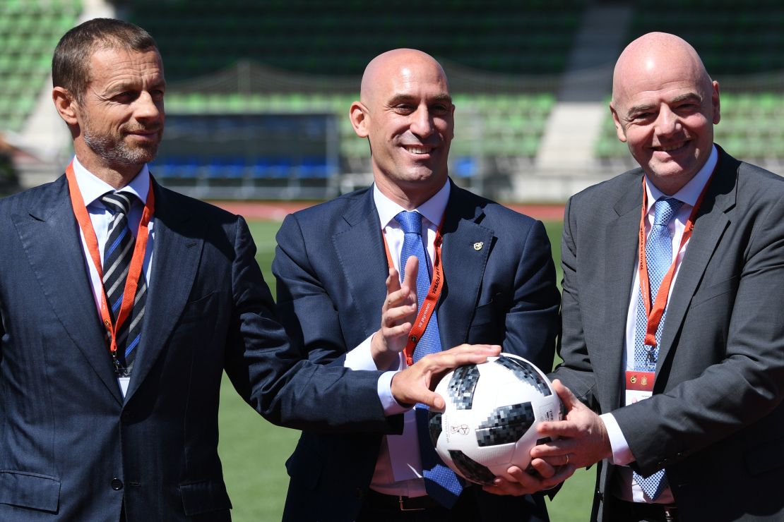 Luis Rubiales (centro), posa con el presidente de la FIFA, Gianni Infantino (derecha), y el presidente de la UEFA, Aleksander Ceferin. Madrid, 24 de julio de 2018. Crédito: PIERRE-PHILIPPE MARCOU/AFP vía Getty Images