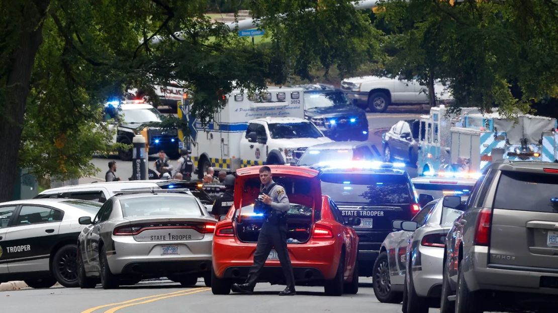 Personal de emergencia se reúne en South Street cerca del campanario en el campus de la Universidad de Carolina del Norte en Chapel Hill, el lunes.