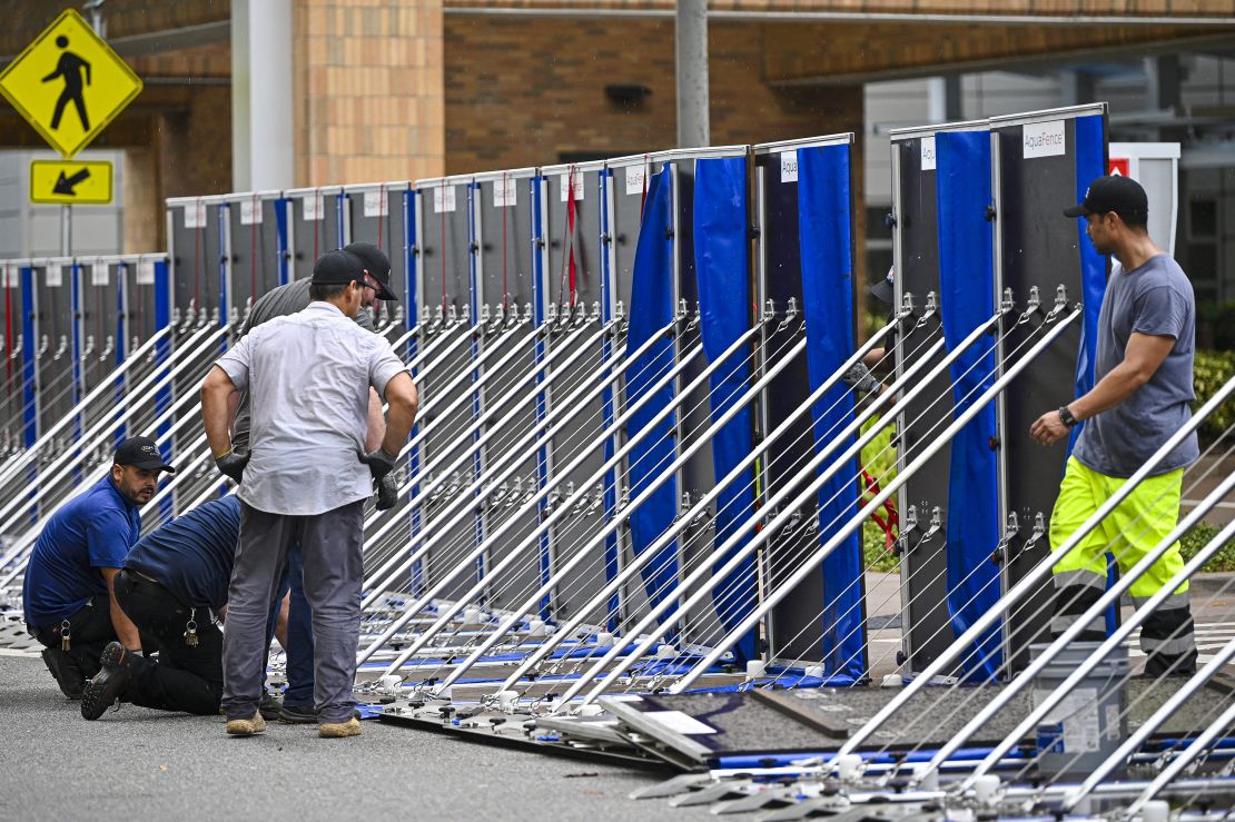 Trabajadores instalan una valla para evitar inundaciones en el Hospital General de Tampa el 29 de agosto, mientras la ciudad se prepara para el huracán Idalia.