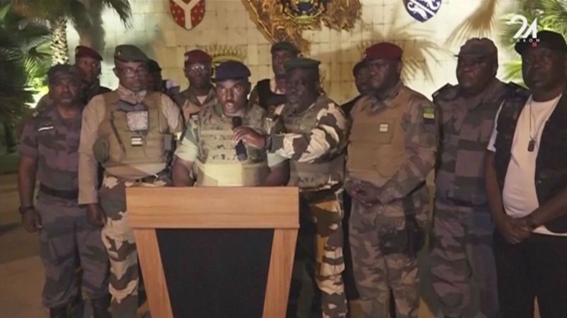 Oficiales militares anuncian la toma del gobierno del presidente gabonés Ali Bongo Ondimba en Libreville el 30 de agosto de 2023.