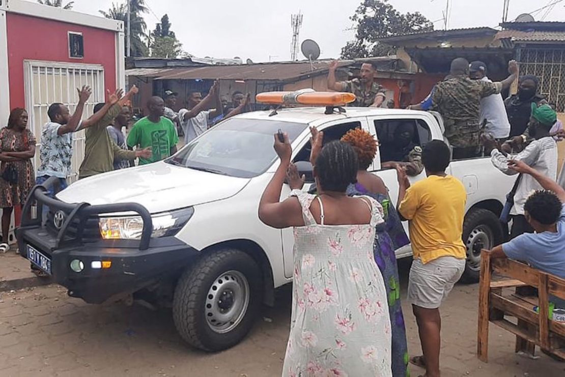 Residentes de Gabón aplauden a miembros de las fuerzas de seguridad en el barrio de Plein Ciel, Libreville, el 30 de agosto de 2023.