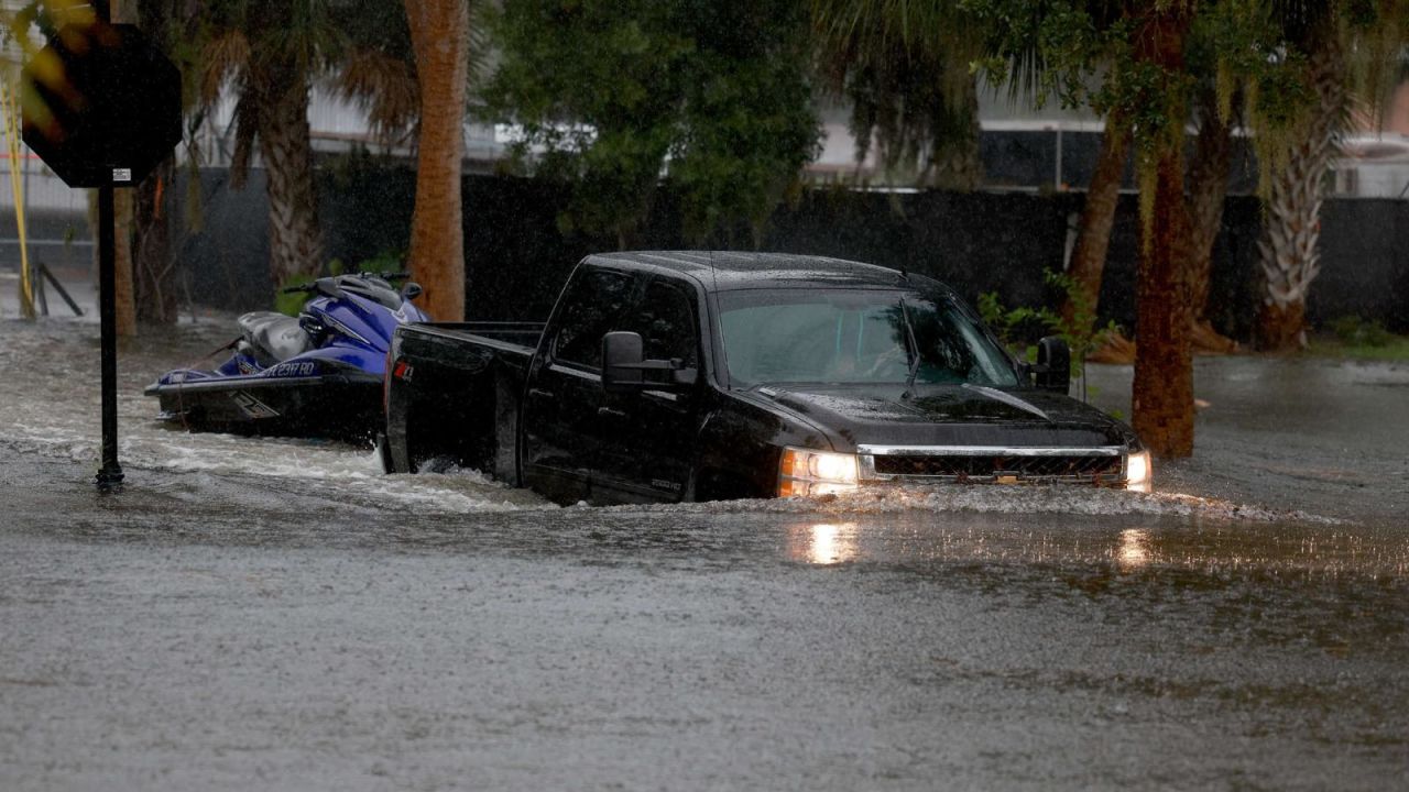 CNNE 1445759 - huracan idalia toca tierra e inunda las calles de florida