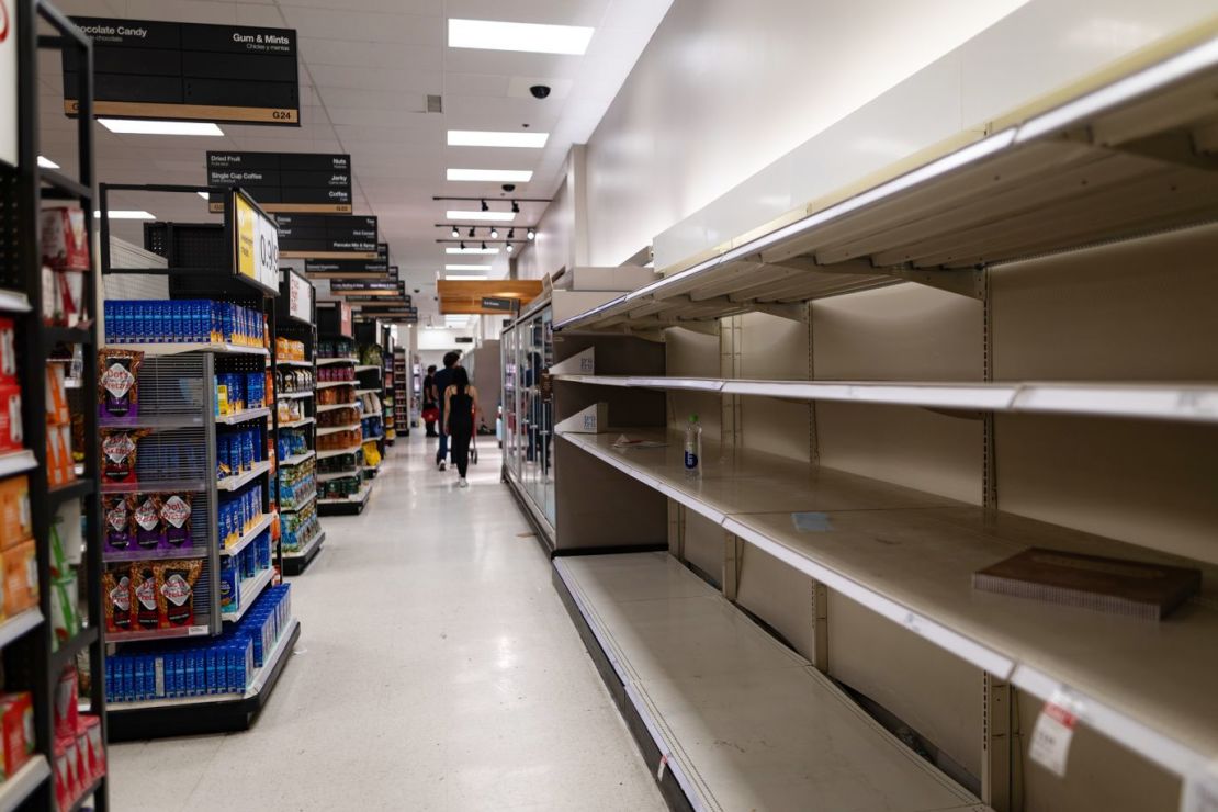 Estantes vacíos en una tienda Target antes de la llegada del huracán Idalia en Gainesville, Florida, el 29 de agosto.